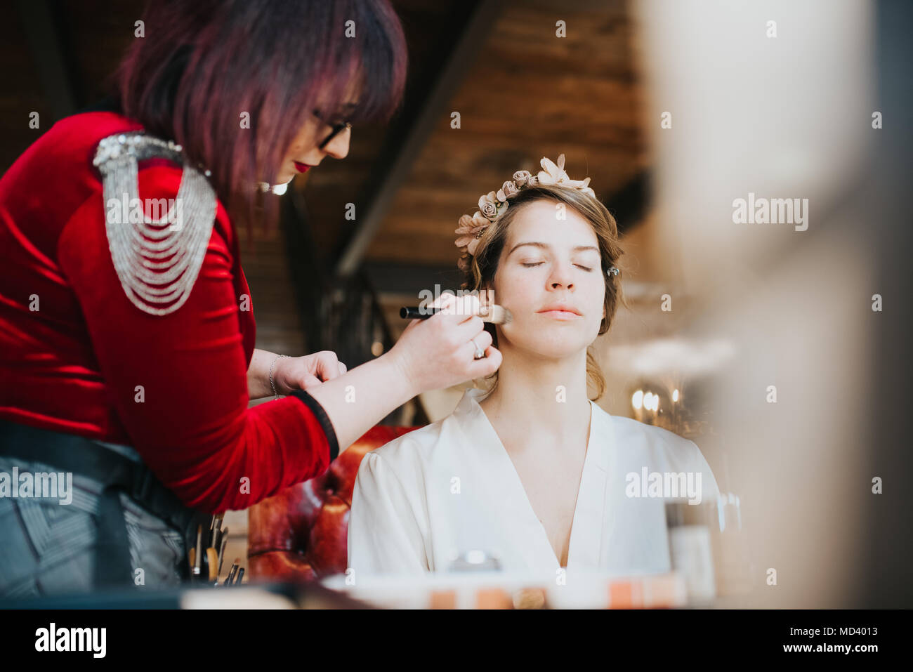 Braut, die Vorbereitungen für die Hochzeit mit make-up-artist Stockfoto
