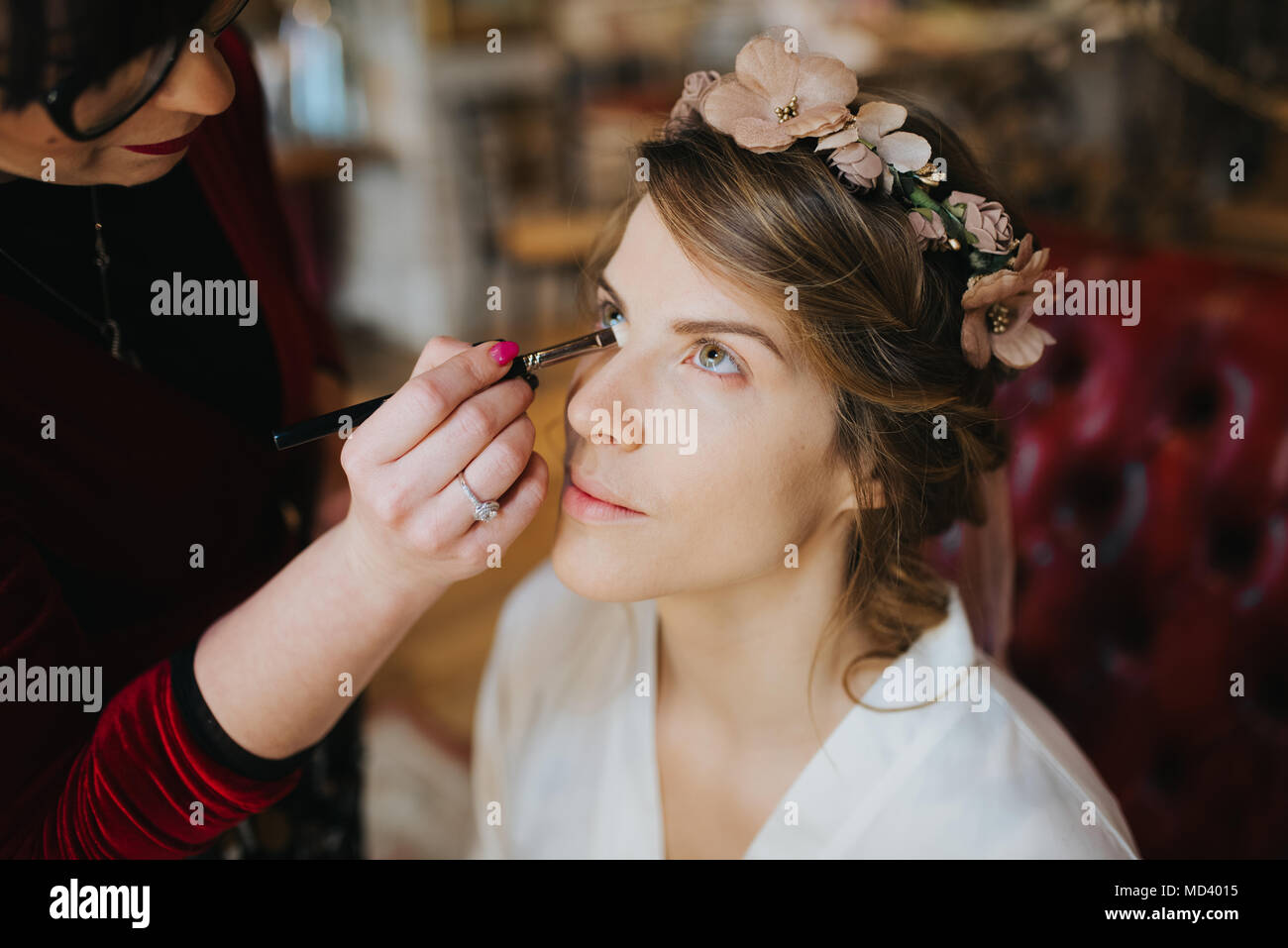 Braut, die Vorbereitungen für die Hochzeit mit make-up-artist Stockfoto