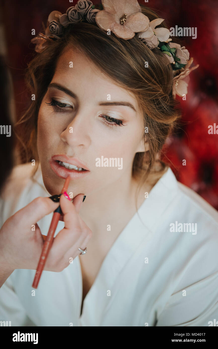 Braut in Lipliner von Make-up Artist Stockfoto