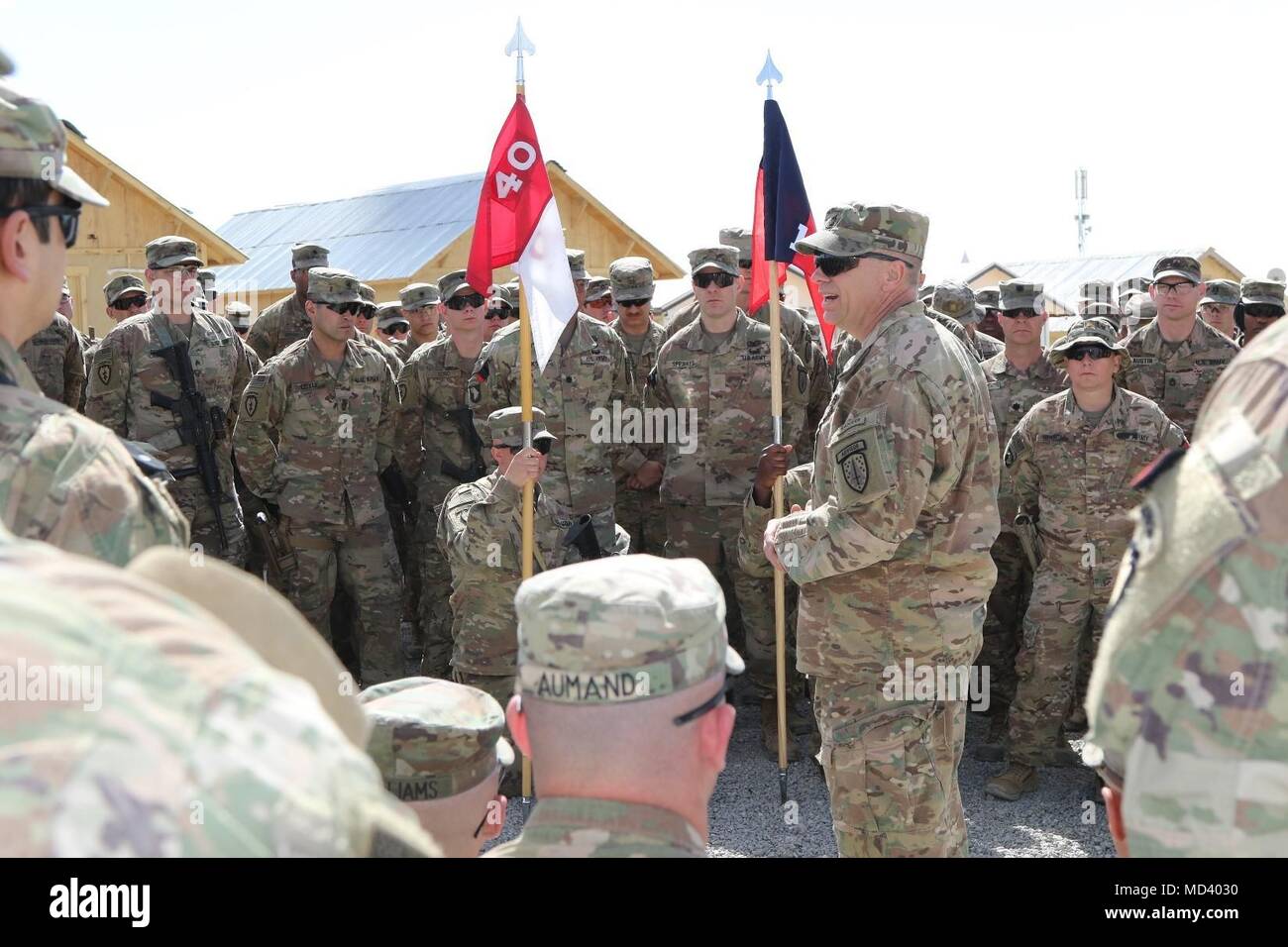1. Sicherheit Kraft Hilfe Feuerwehr Command Sergeant Major, Cmd. Sgt. Maj. Christopher Gunn, Adressen Soldaten zu Task Force Südosten zugeordnet nach uncasing Zeremonie des 1. SFAB auf Advisor Platform Blitz, am 15. März. Gunn dankte den Soldaten zusammen für einladende 1 SFAB in die TF Südosten Beratung Team gesammelt. Die 1 SFAB und seine Sechs Bataillone uncased ihre Farben über Afghanistan, symbolisch zu Beginn ihrer Mission zu trainieren, beraten und der afghanischen nationalen Sicherheitskräfte unterstützen. Stockfoto