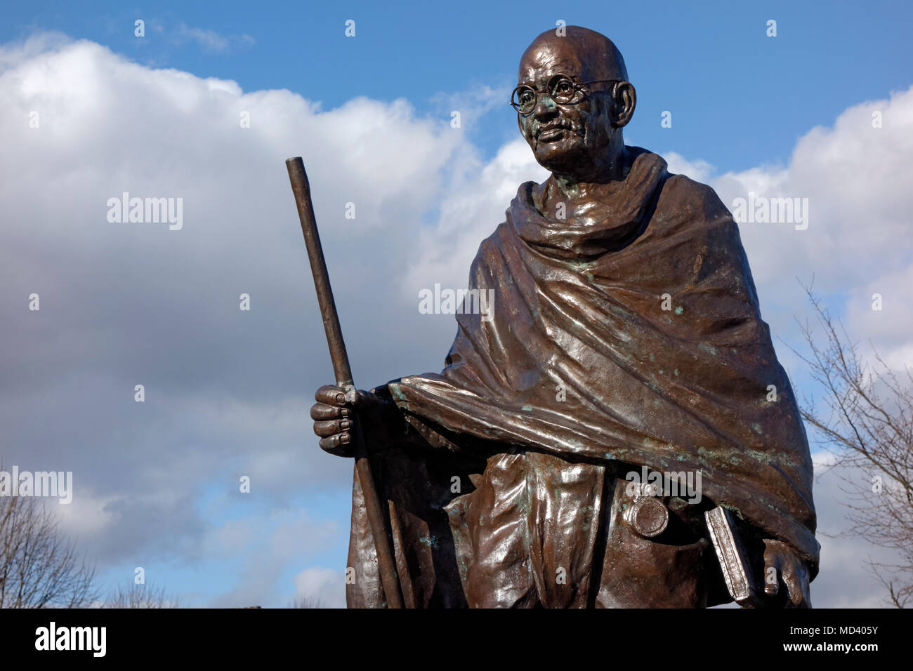 Mahatma Gandhi Statue von Bildhauern Ram und Anil Sutar, Lloyd George Avenue, Cardiff Bay, Cardiff, Wales. Stockfoto