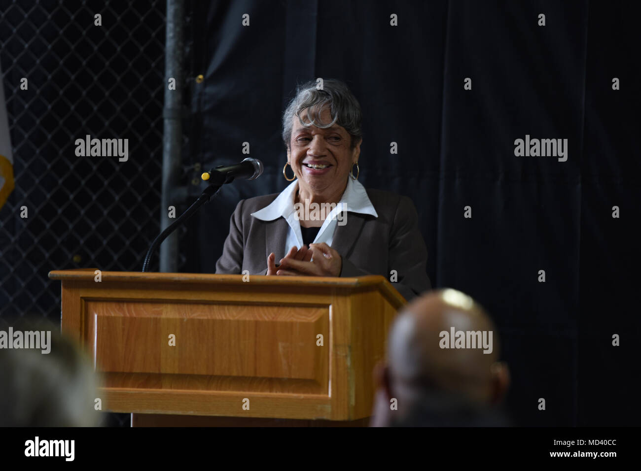 Christine Darden, eine "verborgene Gestalt' und einer der ersten afrikanischen amerikanischen Frauen, die bei der NASA als Human Computer in den 1960er Jahren arbeitete, sprach Küstenwache Mitglieder an der Coast Guard Base Los Angeles-Long Beach, San Pedro, Kalifornien, USA, 16. März 2018. Christine Darden. 1967, Christine Darden war zum Pool der "menschlichen Computern', komplexe Programme schrieb und mühselig geknirscht Zahlen für Ingenieure der NASA Langley Research Center hinzugefügt. (U.S. Coast Guard Foto von Petty Officer 3. Klasse DaVonte' Knochenmark freigegeben.) Stockfoto