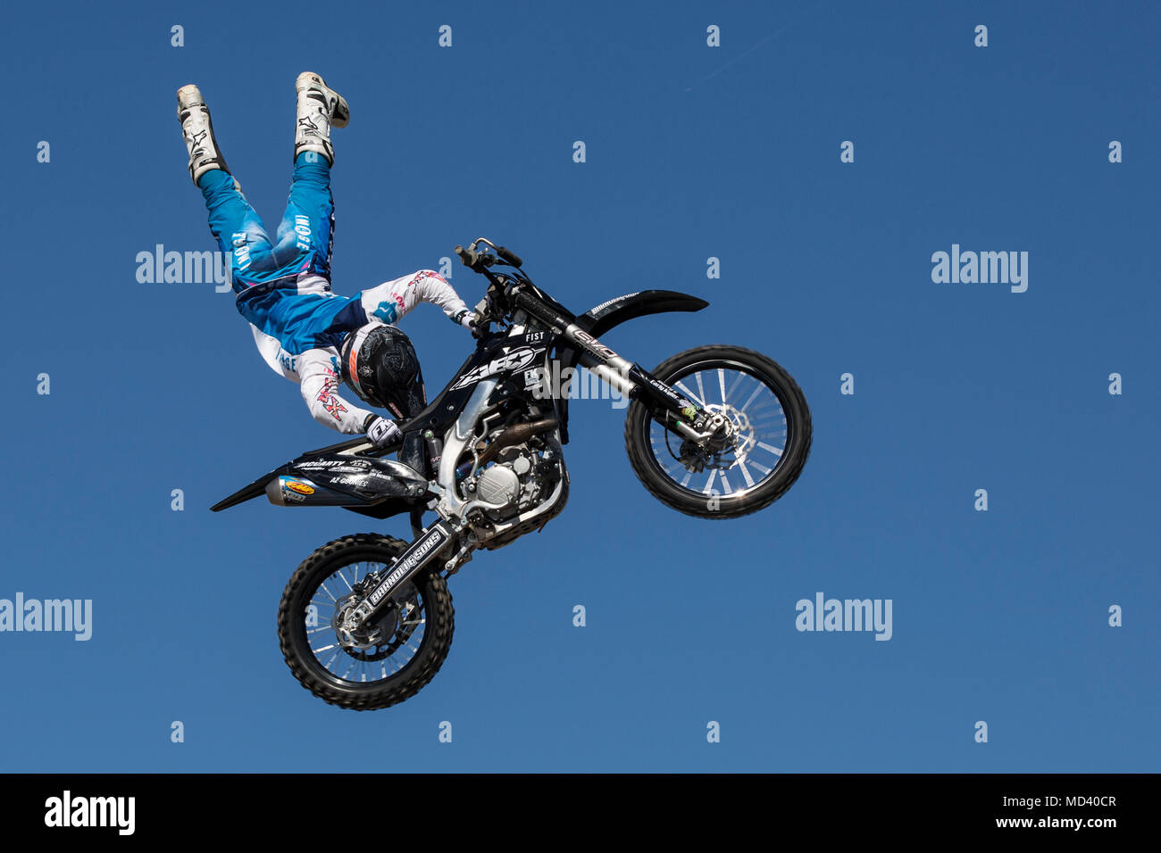 Motorradfahrer mit dem Metal Mulisha crew Freestyle Motocross Tricks und Stunts, die während der 2018 Yuma Airshow durchführen, indem Marine Corps Air Station Yuma, Ariz., Samstag, März 17, 2018 gehostet wird. Die Airshow ist MCAS Yuma nur militärische Airshow des Jahres und bietet der Gemeinschaft die Gelegenheit zu sehen, spannend Antenne und Erde Darsteller kostenlos während der Interaktion mit Marinesoldaten und Matrosen. (U.S. Marine Corps Foto von Sgt. Allison Lotz) Stockfoto