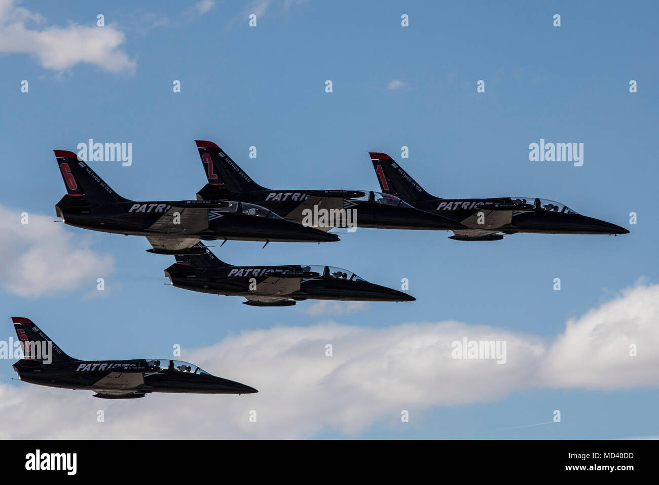 Die 2018 Yuma Airshow Headliner, die Patrioten Jet Team, führt eine akrobatische Antenne Display für Zuschauer auf dem Flug Linie der Marine Corps Air Station Yuma, Ariz., Samstag, den 17. März 2018. Die patrioten Jet Team, sind die größte zivile Besitz Kunstflug jet Team in der westlichen Hemisphäre, begann mit der Vision von einer Person, Randy Howell. Die Begeisterung für die Luftfahrt seit Kindheit genährt, wurde es Howell's Mission um eine 6-jet Präzision demonstration Team, unterhalten könnte, zu inspirieren und zu erziehen. Die Airshow ist MCAS Yuma nur militärische Airshow des Jahres und stellt die Gemeinschaft Stockfoto