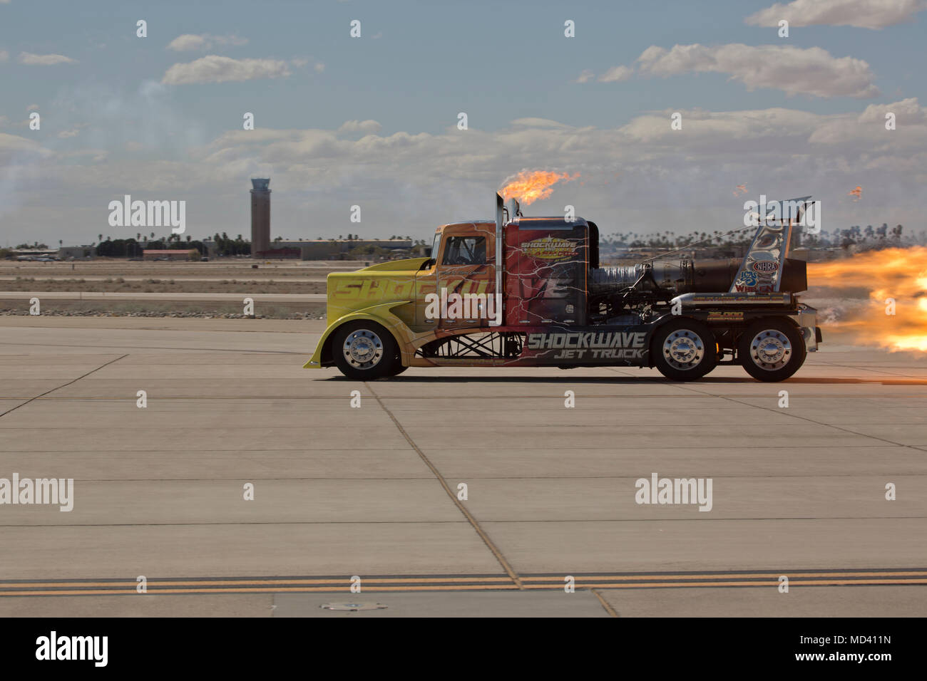 Chris Darnell, Pilot der Shockwave Jet Truck, Flammen auf der Marine Corps Air Station Yuma, Ariz., Flug online während der Airshow 2018 Yuma Samstag, März 17, 2018. Der Flash Fire Jet Nutzfahrzeuge sind der weltweit schnellsten Jet-Lkw erreichen einen Datensatz 375 Meilen pro Stunde. Die Airshow ist MCAS Yuma nur militärische Airshow des Jahres und bietet der Gemeinschaft die Gelegenheit zu sehen, spannend Antenne und Erde Darsteller kostenlos während der Interaktion mit Marinesoldaten und Matrosen. (U.S. Marine Corps Foto von Lance Cpl. Hanna L. Powell) Stockfoto