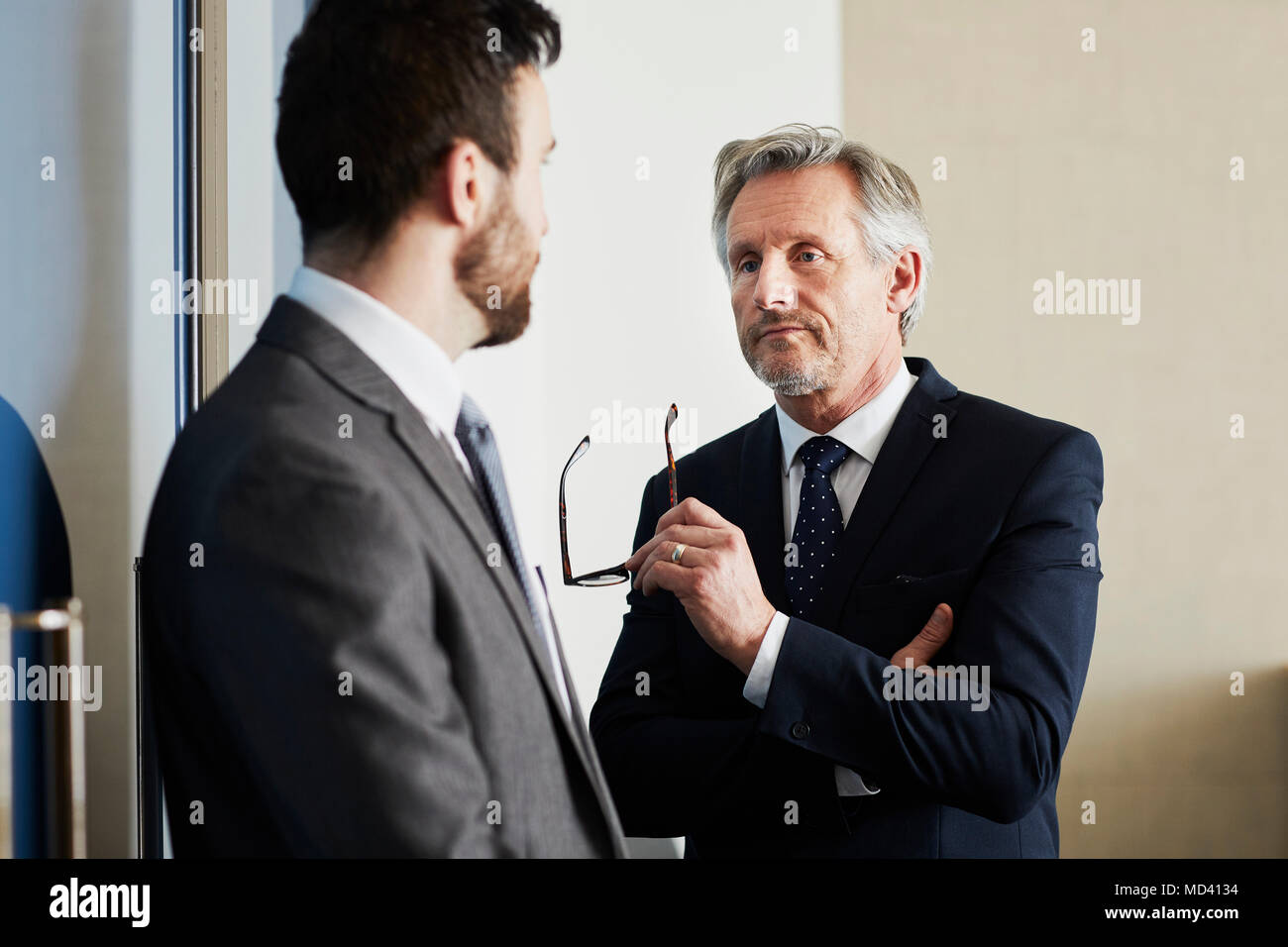 Ältere Unternehmer treffen männliche Kollege im Büro Stockfoto