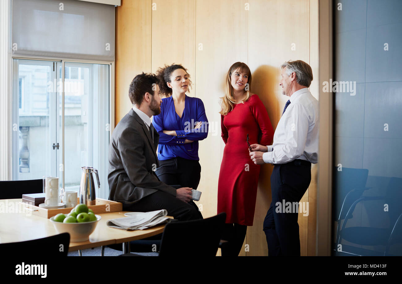 Unternehmerinnen und Frauen in Büro Sitzung Stockfoto