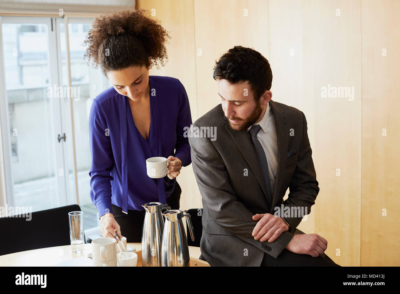 Geschäftsfrau und Mann einen Kaffee Pause während der Sitzung Stockfoto