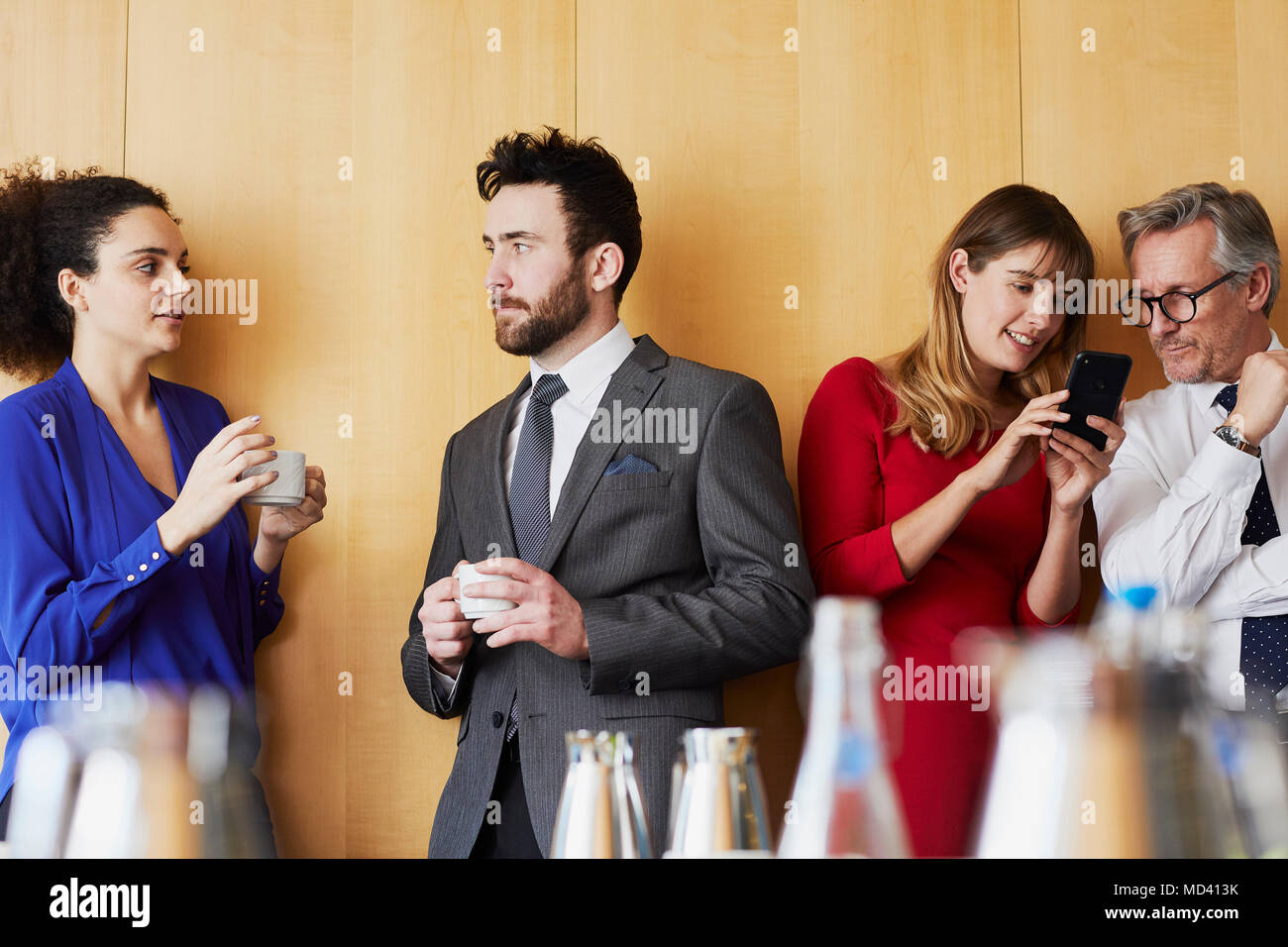 Geschäftsfrauen und Männer plaudern, bevor Office Konferenz Stockfoto