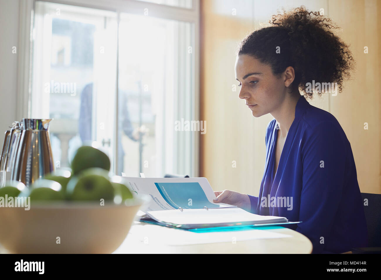 Junge Geschäftsfrau lesen Schreibarbeiten im Büro Schreibtisch Stockfoto