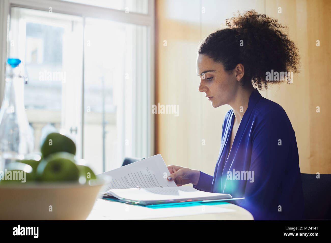 Junge Geschäftsfrau lesen Schreibarbeiten im Büro Schreibtisch Stockfoto