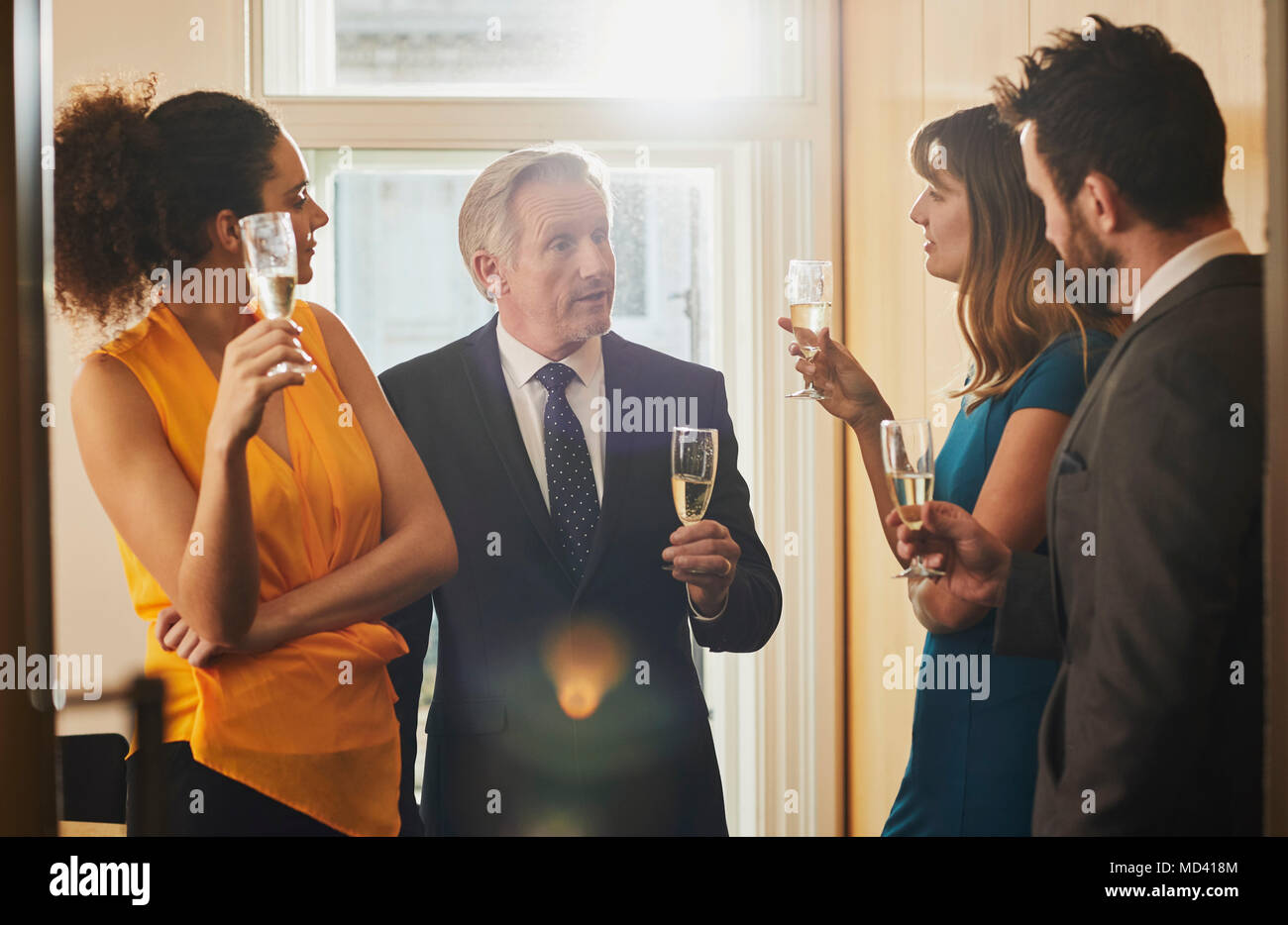 Business Team trinken Champagner im Büro Feier Stockfoto