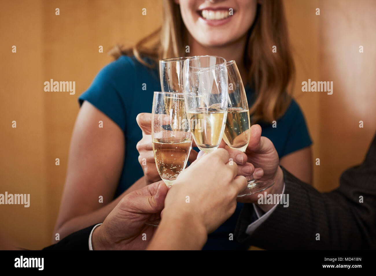 Business Team anheben Champagner Toast im Büro fest, 7/8 Stockfoto