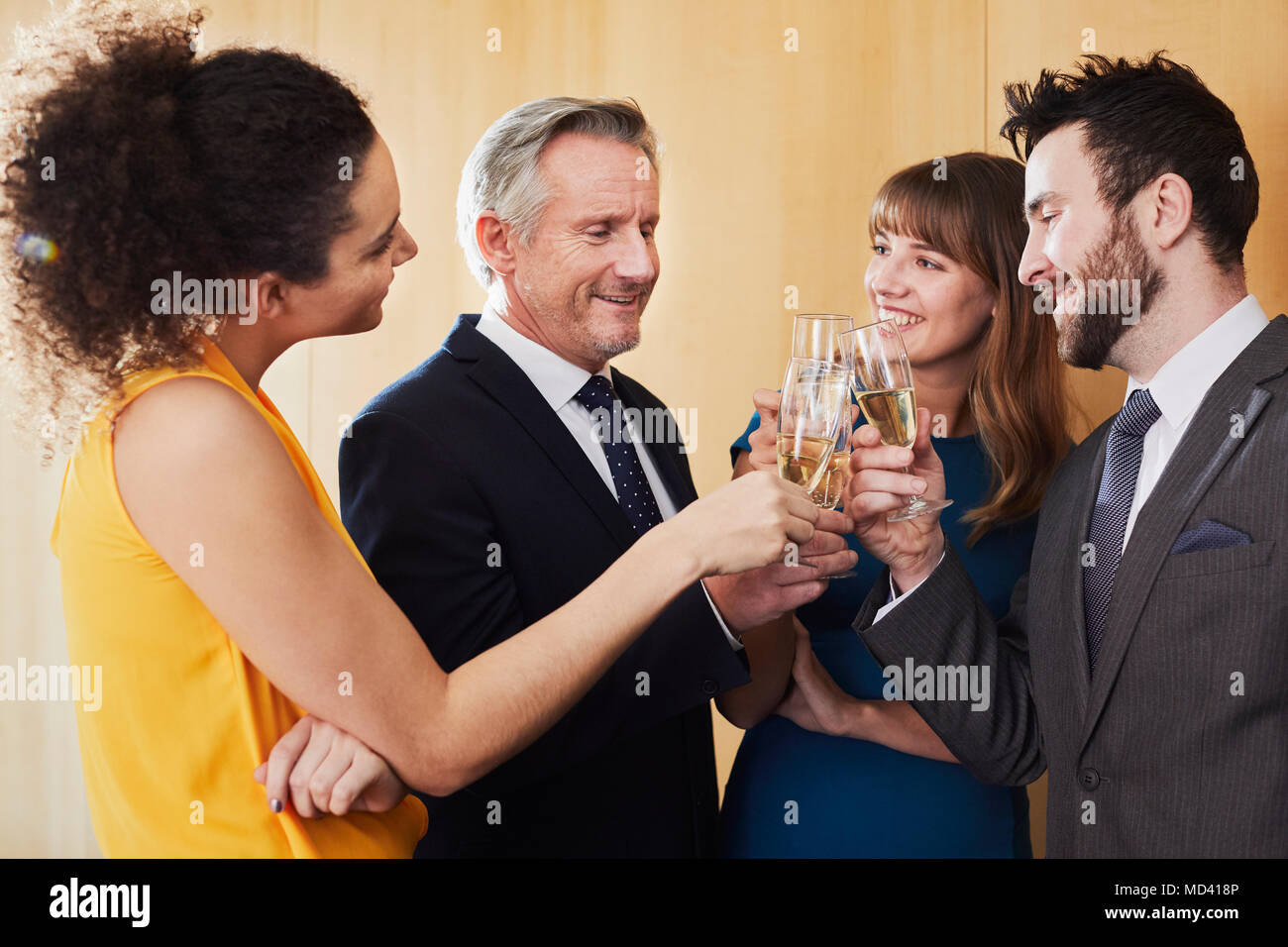 Business Team anheben Champagner Toast im Büro Feier Stockfoto