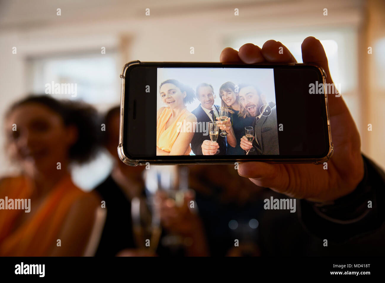 Business Team anheben Champagner Toast im Büro fest, Smartphone selfie Nahaufnahme Stockfoto