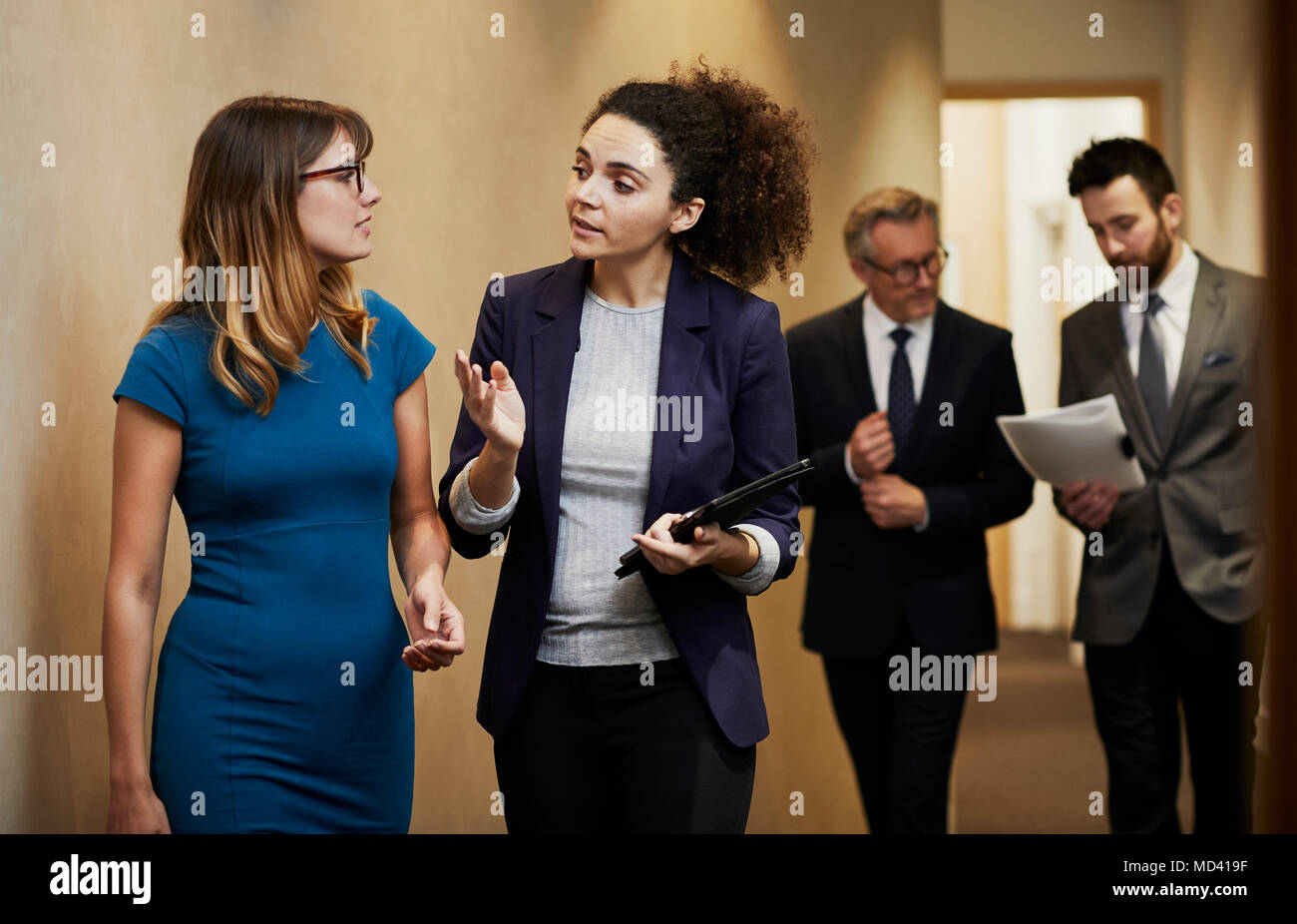 Business Team gehen und sprechen zusammen Büro Flur Stockfoto