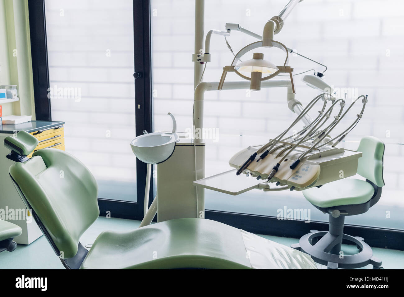 Zahnarzt Stuhl und Ausrüstung in der Zahnarztpraxis Stockfotografie - Alamy