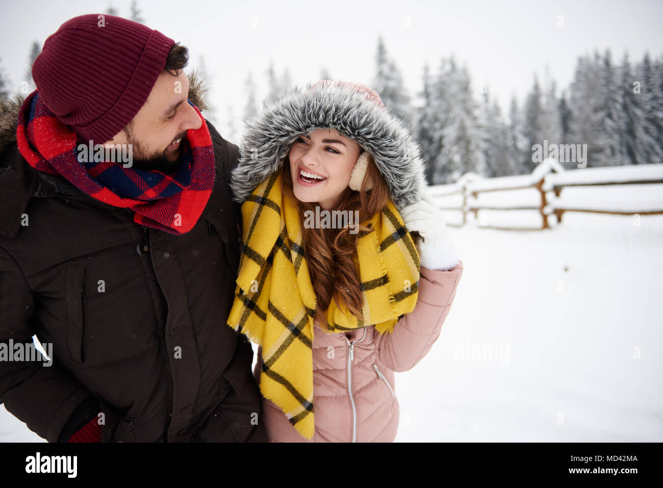 Junge Paare, die im Schnee Stockfoto