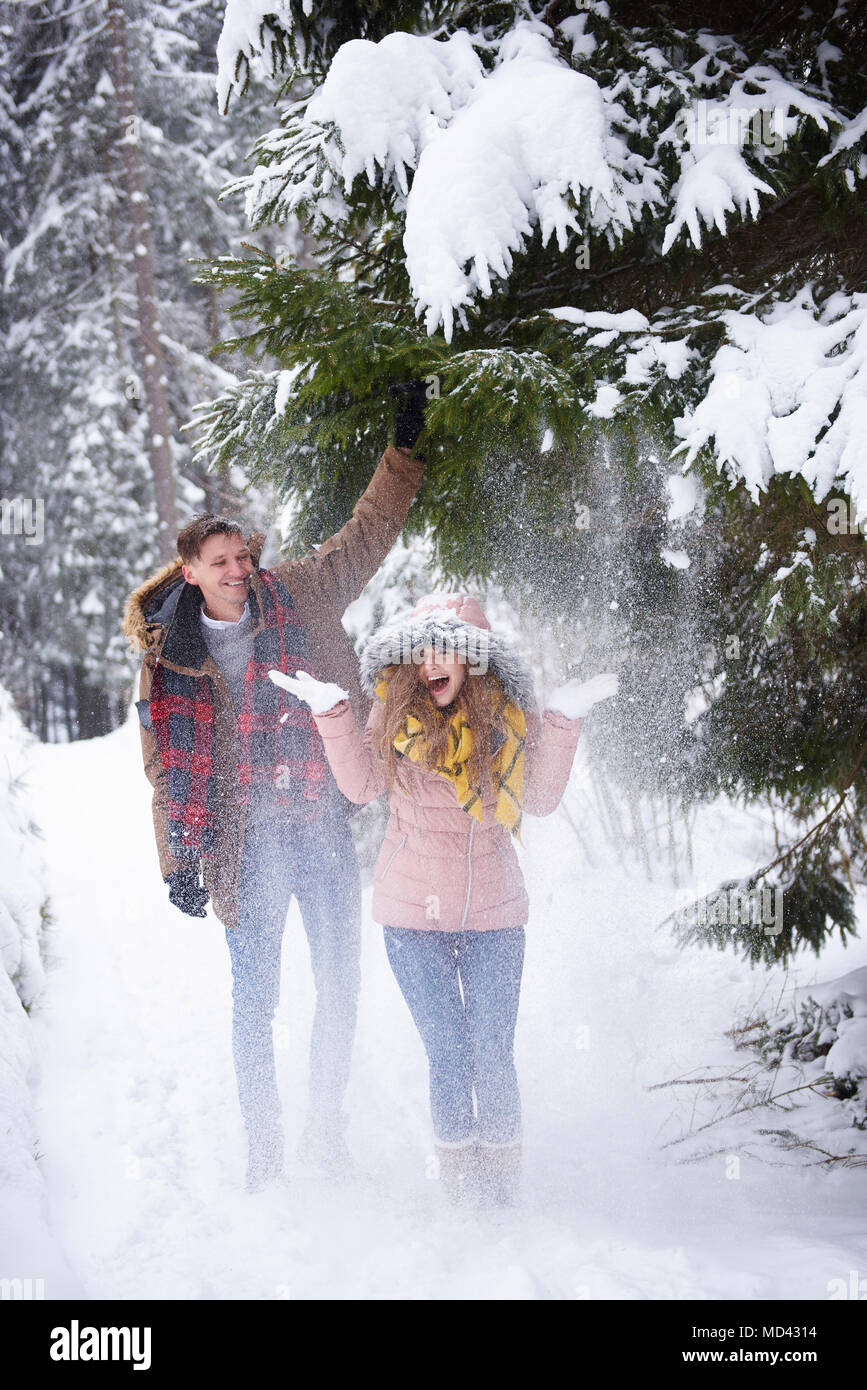Junges Paar spielen im Schnee Stockfoto