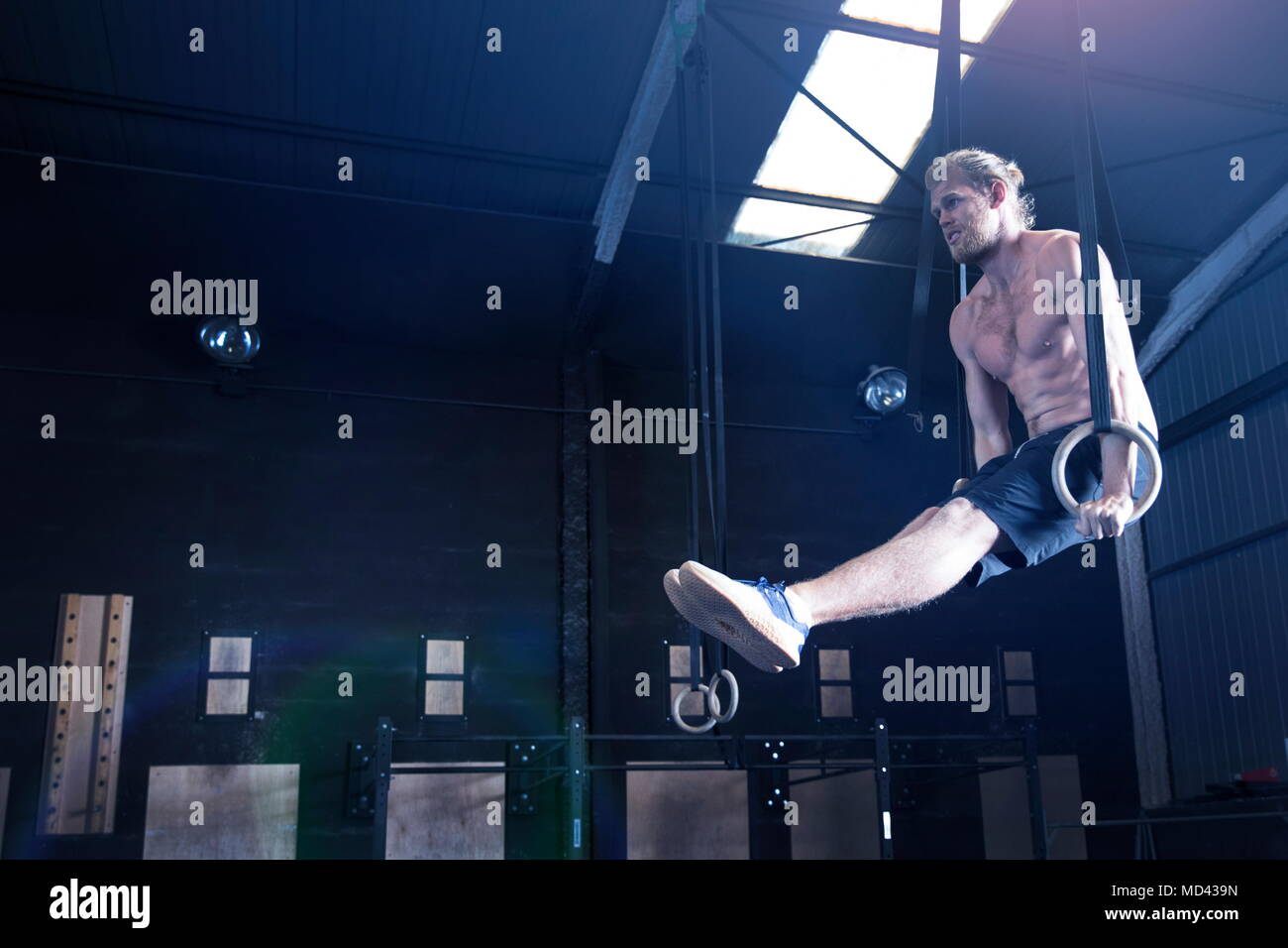 Mann in der Sporthalle, Balancieren auf Gymnastik Ringe Stockfoto