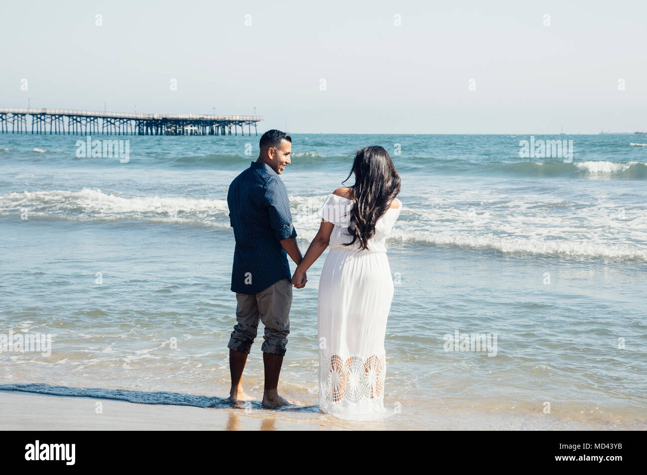 Paar am Strand, Hand in Hand, Rückansicht, Seal Beach, Kalifornien, USA Stockfoto