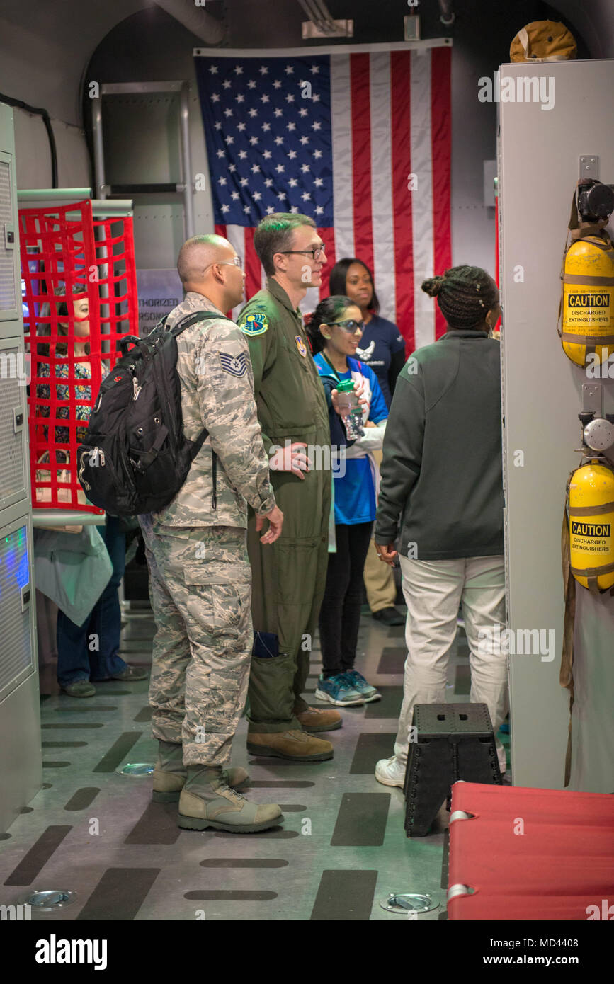 Us Air Force Technische Sgt. Eric W. Williams, US Air Force Recruiter, unterweist US Air Force Colonel Scott A. Kain, Arnold Engineering Entwicklung komplexer Commander, auf der US-Air Force Recruiting Special Operations Air Commando" Mobile Asset während der Teilnahme an den 2018 ersten® Robotics Wettbewerb Rakete Stadt Regional an der Von Braun Center in Huntsville, Alabama, 17. März 2018. Cain's Demonstration enthalten mehrere Wissenschaft, Technologie, Ingenieurwesen und Mathematik (S.T.E.M.) und Virtuelle Realität (VR) Simulatoren innerhalb der C-130 Hercules Replik Trailer, der die US-Vitrinen Stockfoto