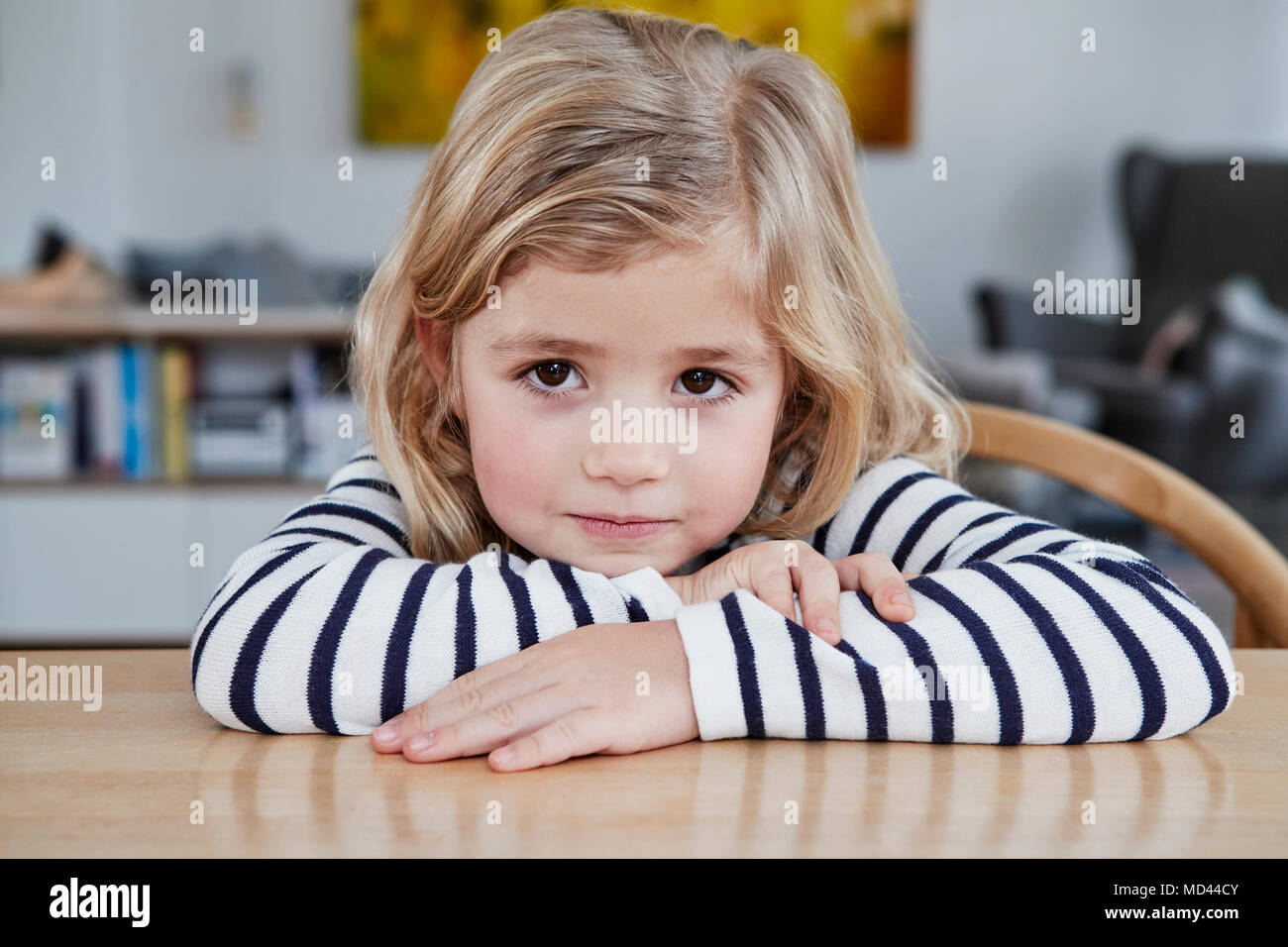 Porträt eines jungen Mädchens, am Tisch sitzen, nachdenklichen Ausdruck Stockfoto