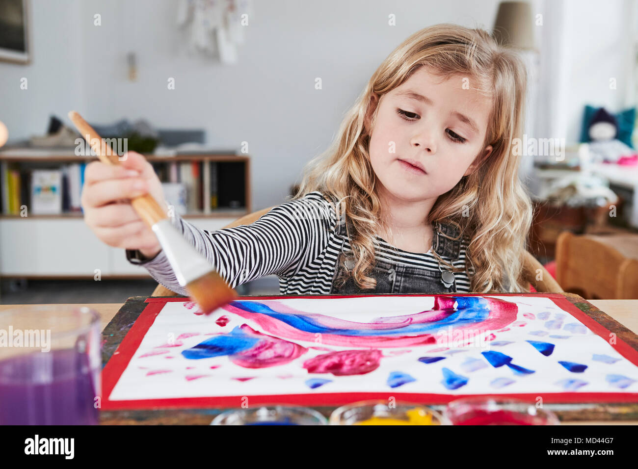 Junge Mädchen am Tisch sitzen, gemälde malerei Stockfoto