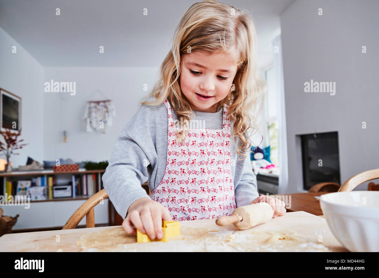 Junges Mädchen mit Cookies, Cookie Cutter Stockfoto