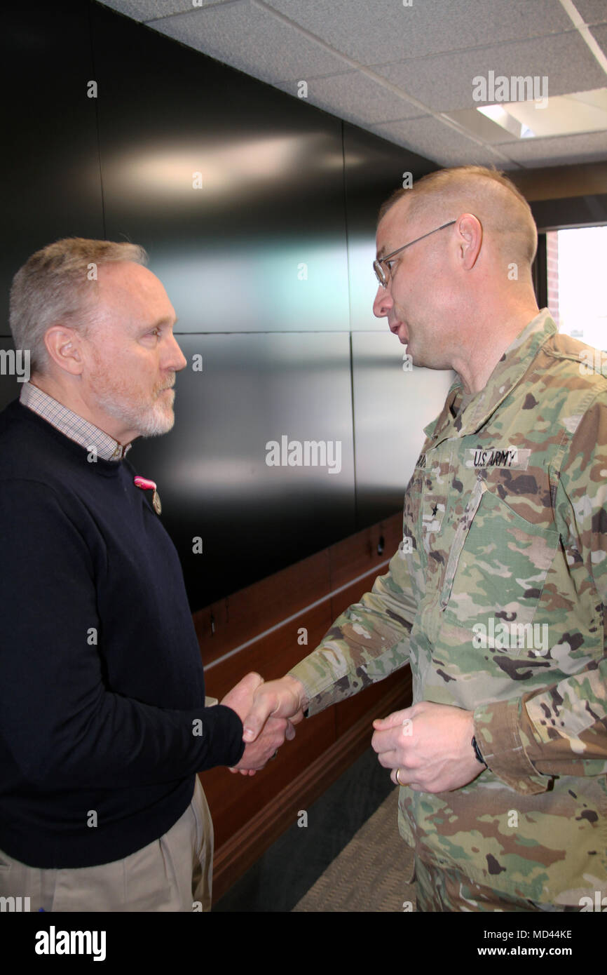Der Superior Civilian Service Award ist die dritthöchste Ehrenauszeichnung für Zivilpersonal des Department of the Army. Das Archivbild dokumentiert einen Handschlag während einer Preisverleihung in Fort Hamilton in Brooklyn, New York, am 19. März 2018, als Anerkennung für Beiträge zur US Army Corps of Engineers North Atlantic Division. Stockfoto