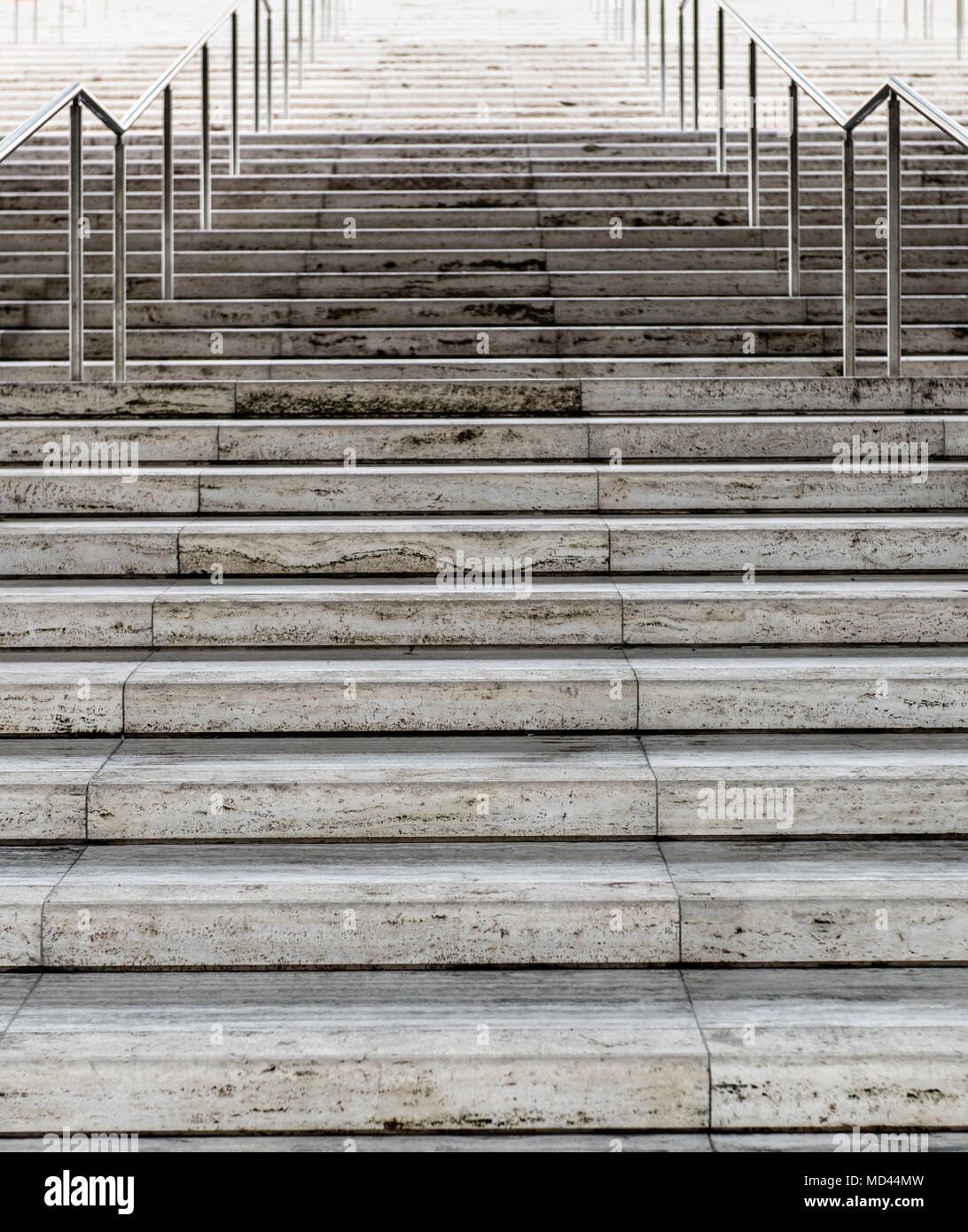 Weißer Marmor Treppe klettern keine Menschen harter langer Weg zum Erfolg Konzept Stockfoto
