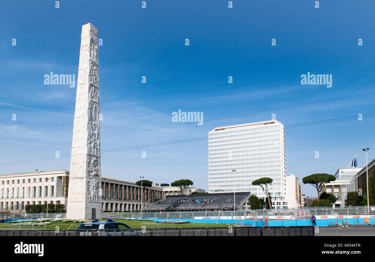 Rom, Italien. 14. April 2018. Long Shot in EUR Bezirk mit Marconi Obelisk und Gebäuden mit zuschauertribünen bereit für City Motor Sport Event Stockfoto