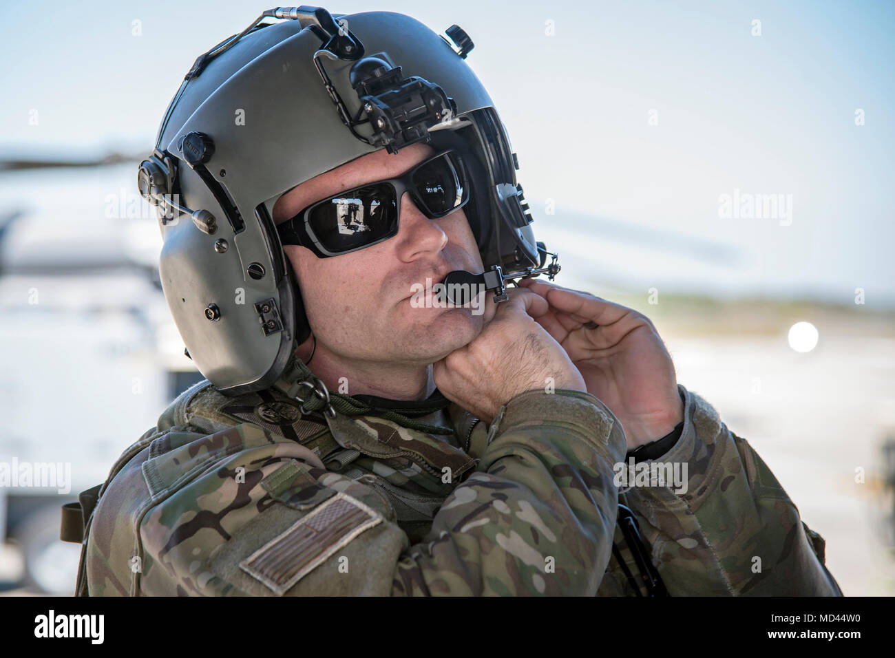 Tech Sgt. Justin Cole, 41 Rescue Squadron (RQS) spezielle Missionen aviator, stellt auf seinem Helm, 15. März 2018, bei Moody Air Force Base, Ga Flieger vom 41. RQS und 723 d Aircraft Maintenance Squadron durchgeführt vor, um zu gewährleisten, dass ein HH-60G Pave Hawk war voll für eine simulierte Suche und Rettung Mission vorbereitet. (U.S. Air Force Foto von Airman Eugene Oliver) Stockfoto