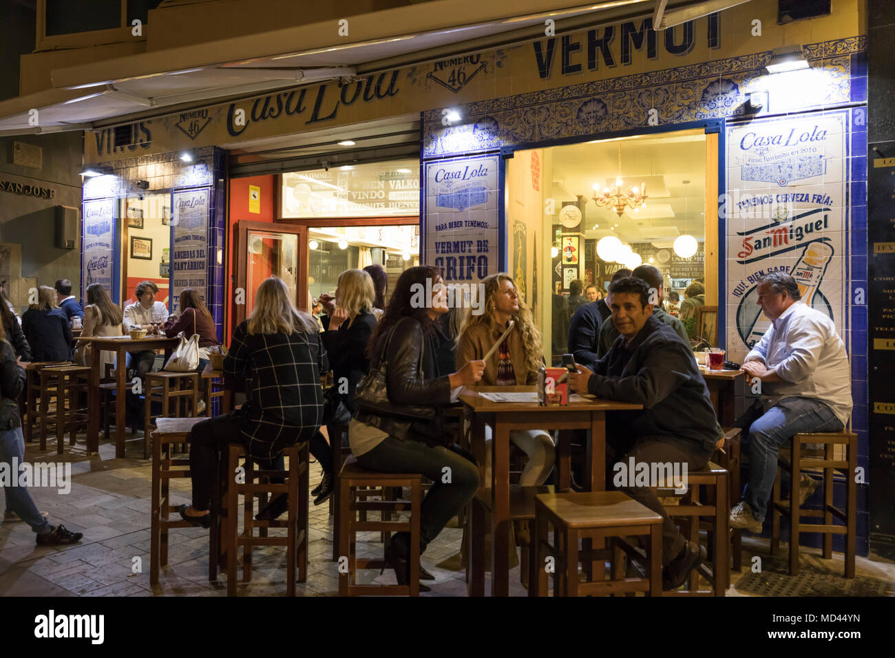 Casa Lola Bar in der Altstadt bei Nacht, Malaga, Costa del Sol, Andalusien, Spanien, Europa Stockfoto