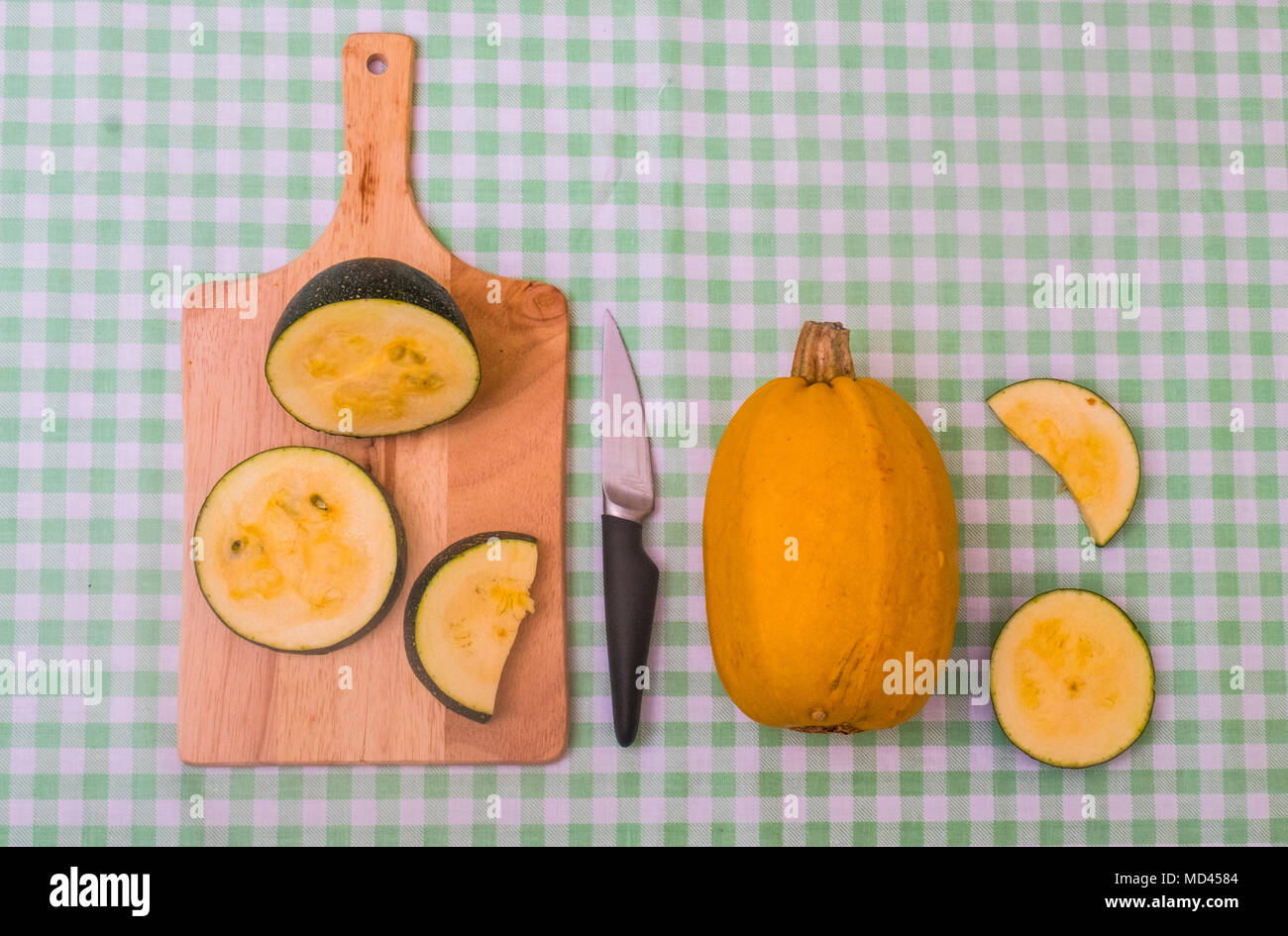 Zwei Sorten von Squash, ein Ganzes, das andere auf Schneidebrett, Erhöhte Ansicht geschnitten Stockfoto