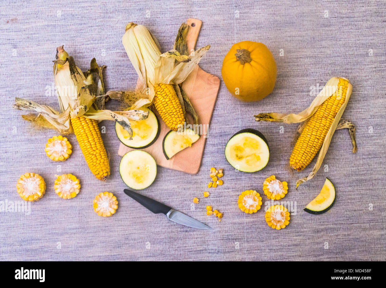 Noch immer leben von Maiskolben mit zwei Sorten von Squash, ganz und geschnitten, Ansicht von oben Stockfoto