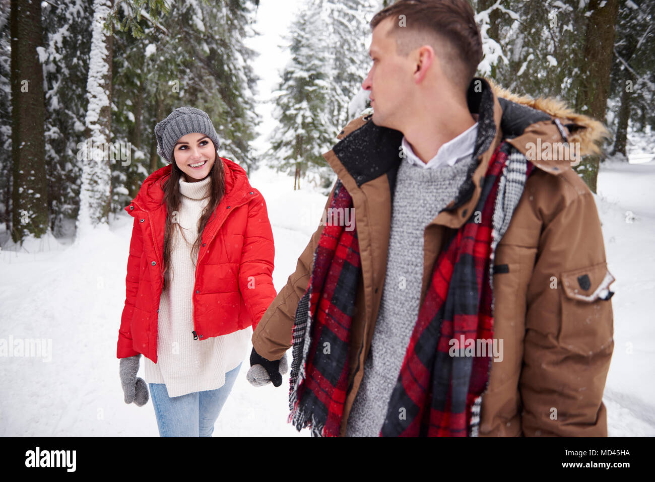 Junge Paare, die im Schnee Stockfoto