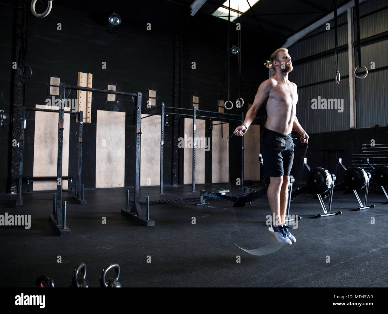 Mann, das trainieren im Fitnessraum, mit Speed Rope Skipping Stockfoto