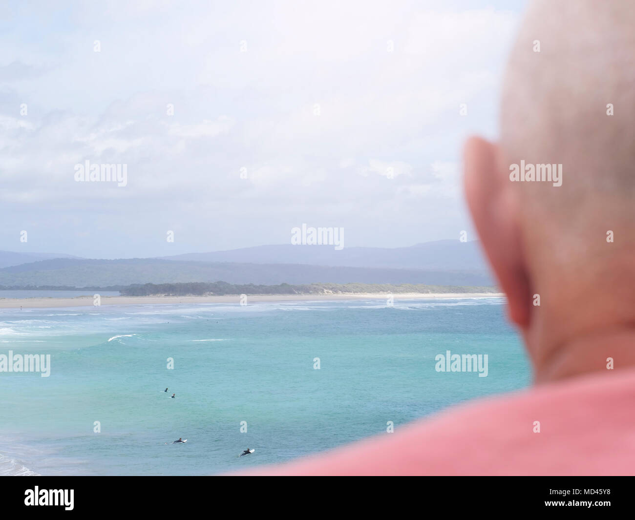 Älterer Mann an der Küste betrachten, Rückansicht, Mallacoota, Victoria, Australien Stockfoto