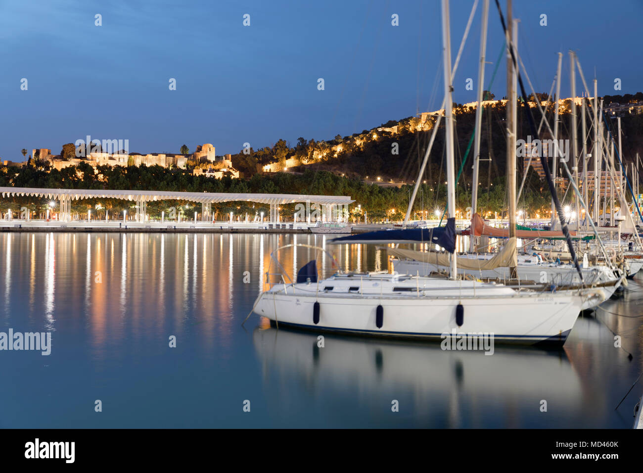 Blick auf die Yachten im Hafen mit Flutlicht Castillo de Gibralfaro, Malaga, Costa del Sol, Andalusien, Spanien, Europa Stockfoto
