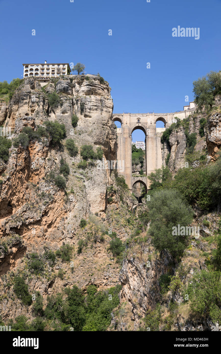 Puente Nuevo neue Brücke und die weisse Stadt auf Felsen, Ronda, Andalusien, Spanien, Europa gehockt Stockfoto