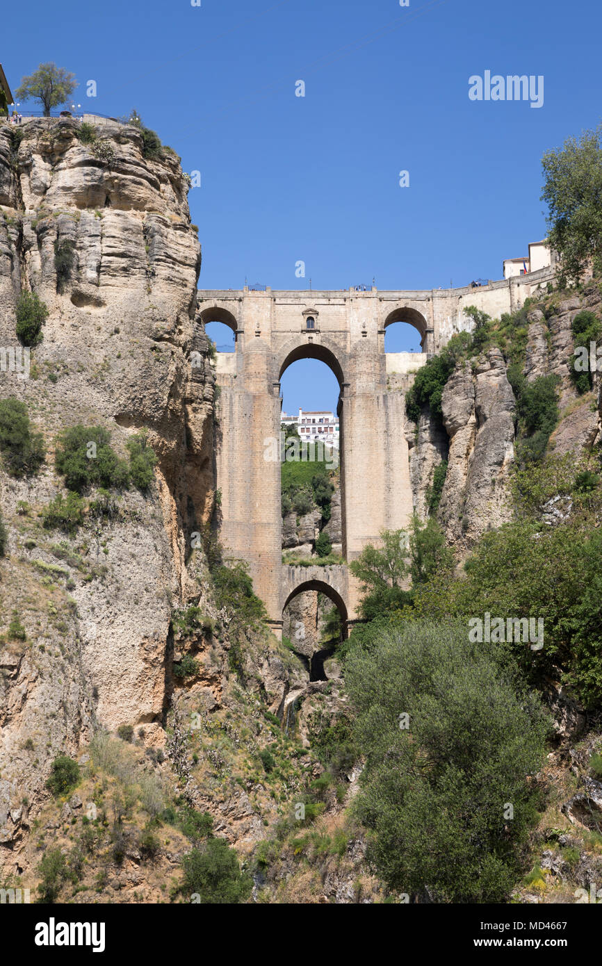 Puente Nuevo neue Brücke und die weisse Stadt auf Felsen, Ronda, Andalusien, Spanien, Europa gehockt Stockfoto