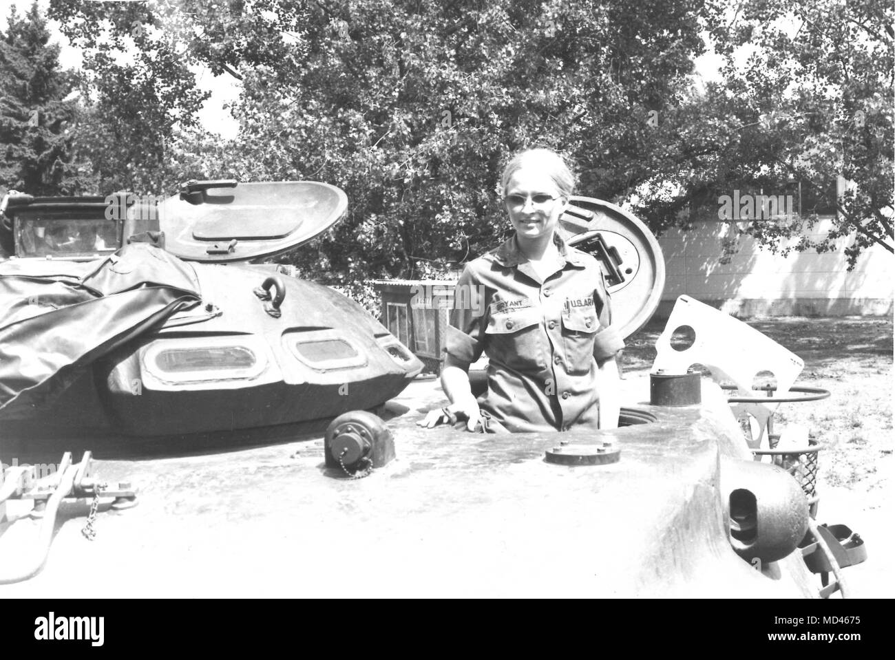 Us-Armee chemische Materialien Aktivität Human Resources Specialist Linda Bryant trug in die Women's Army Corps (WAC) im Mai 1977, 17 Monate vor dem WAC aufgelöst wurde. Als eine der ersten Frauen, die in zuvor all-männliche Einheiten, Bryant als Revolver Mechaniker ausgebildet zu integrieren. Hier steht sie in einer M60 Tank bei Ihrem ersten Aufgabe Station, Böblingen, Deutschland. (Foto: US Army Sp4 David M. Ryder) Stockfoto