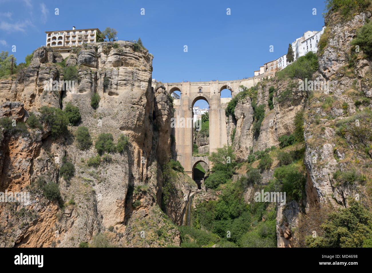 Puente Nuevo neue Brücke und die weisse Stadt auf Felsen, Ronda, Andalusien, Spanien, Europa gehockt Stockfoto