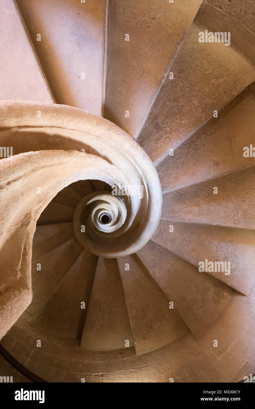 Mit Blick auf die steinerne Wendeltreppe in der Iglesia de Santa Maria la Mayor Kirche, Ronda, Andalusien, Spanien, Europa Stockfoto