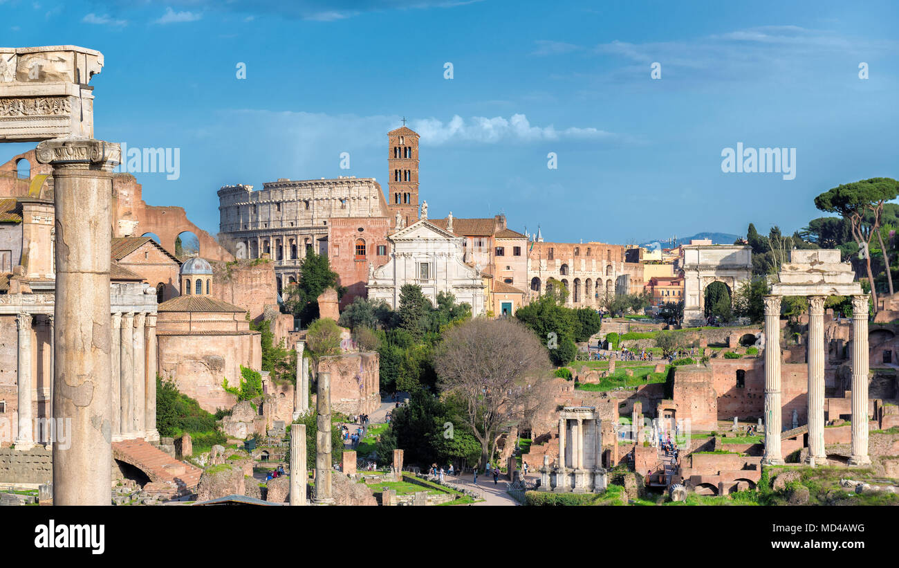 Herrlichen Blick auf das Forum Romanum und das Kolosseum bei Sonnenuntergang in Rom, Italien. Stockfoto