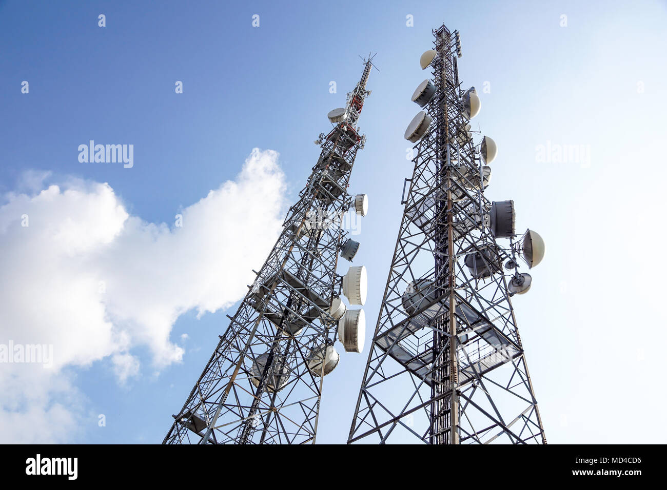 Telekommunikation mast TV Antennen Wireless Technologie mit blauem Himmel am Morgen Stockfoto