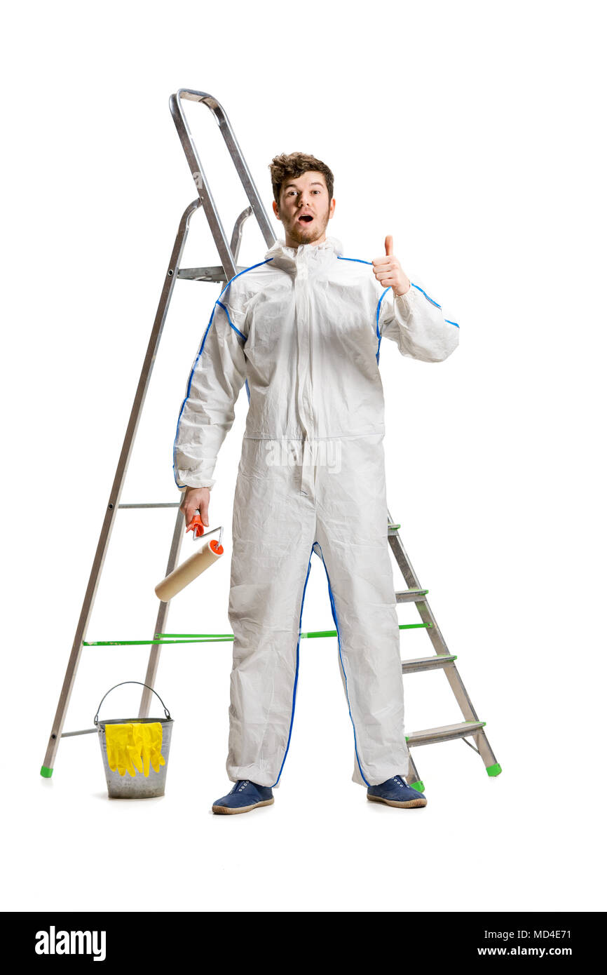 Junge männliche Dekorateur malen mit einem Farbroller kletterte eine Leiter auf weißem Hintergrund. Stockfoto