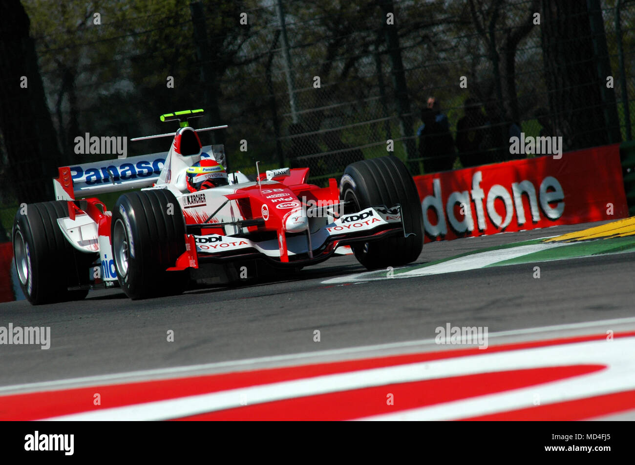 22 April 2005, Grand Prix von San Marino der Formel 1. Jarno Trulli drive Toyota F1 während Qualyfing Sitzung in Imola in Italien. Stockfoto