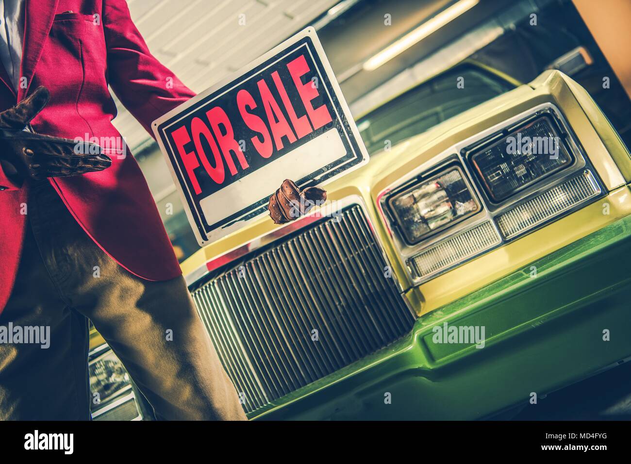 Auto Zu Verkaufen - Schild in der Hand des Verkäufers. Automotive Dealership Thema. Stockfoto